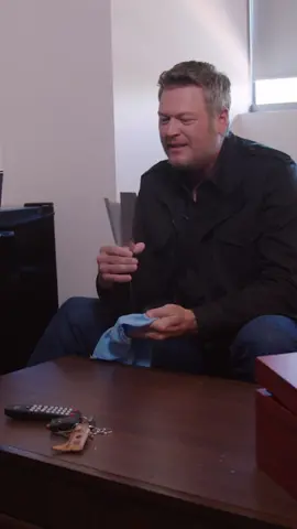 When @blakeshelton takes his sweet time, the other Coaches have to improvise...... #TheVoice