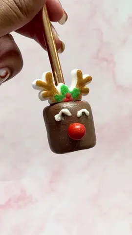 Reindeer marshmallow pop 🦌 🎄 #christmastreats #marshmallowpops #reindeerpops #chocolatecoveredmarshmallows