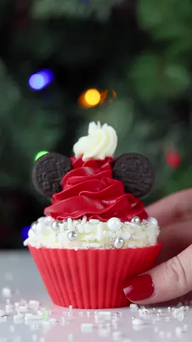 Mickey Mouse Santa Hat Cupcakes 🧁 #tiktokholidays #christmas #christmasbaking #baking #BakeWithMe #cupcakes @sprinklepop