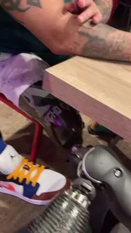 Puro guerrero🦾♥️ que opinan❓#amputeelife #foryou #parati #VansCheckerboardDay #BetterTogetherChallenge #PlutoTVDecades