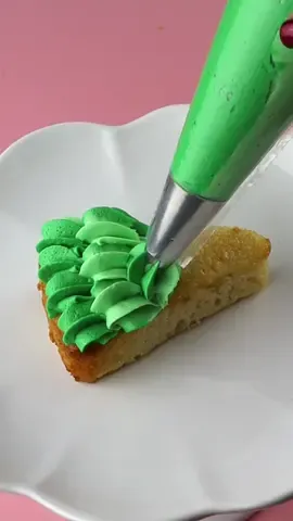 🎄with a 🍕 cake mold - Link in my Instagram highlights #christmastreecakes #christmasbaking #christmascake #sprinkles #christmasbake