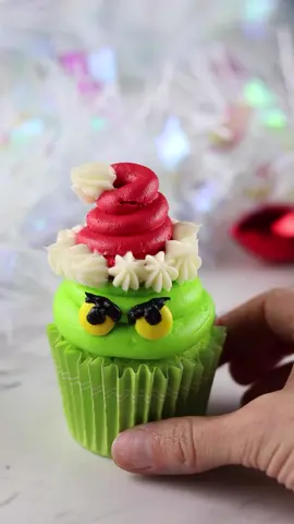 Grinch cupcake inspired by @Cakedbyrach #grinchtiktok #tiktokholidays #grinch #christmas #holidaybaking