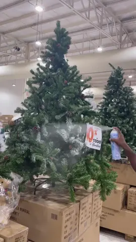 ¿Sabías que? 😱 No tienes que comprar un árbol nevado simplemente utiliza nuestro spray #nieveartificial para darle un toque perfecto!! 🎄❄️✨