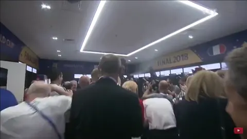 Des grands malades cette équipe « EH EH EH POUTINE » 😂😂 #championsdumonde  #fierdetrebleus #equipedefrance #poutine #worldcup #fyp #fypシ #foryou