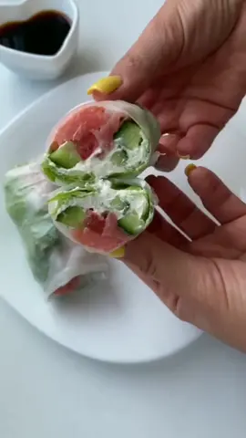 СПРИНГ РОЛЛЫ 🔥на 2 ролла 280ккал 👌Ингредиенты:Рисовая бумагаСалат листовойТворожный сырПомидорОгурецКрасная рыба  #спрингроллырецепты #спрингроллы #рецептынакаждыйдень #вкусноибыстро #вкусноипросто #роллы #роллыдомашние #роллыисуши #рисоваябумага #рисоваялапшарецепт