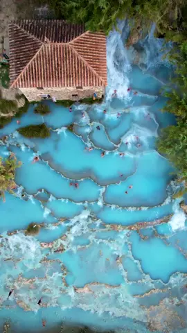 Cascate del Mulino di Saturnia in the Toscana, Italy 🇮🇹 #termedisaturnia#cascatedelmulino#saturnia#toscana#tuscany#italy#italia#italien#worldwalkerz