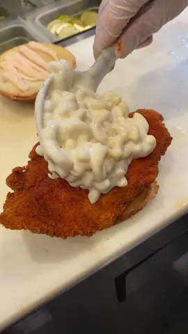 Does mac belong on chicken?🤔 #grubspot #chicken #cheese #foodtiktok #sandwich