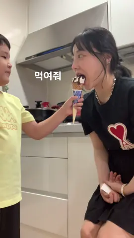 사촌동생에게 오빠 라고 해보았습니다 #아이스크림 #먹방 #애기 는#누가애기야