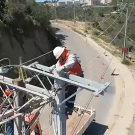 nossos parceiros diretamente dos EUA montando essa nova estrutura de rede de transmissão ⚡👷🏻‍♂️#virall #redeeletrica #video #viralvideo #linhaviv