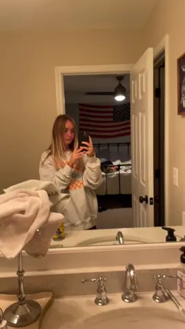 #livelovelaugh this is my spam account now y’all can unfollow if ya want🏹