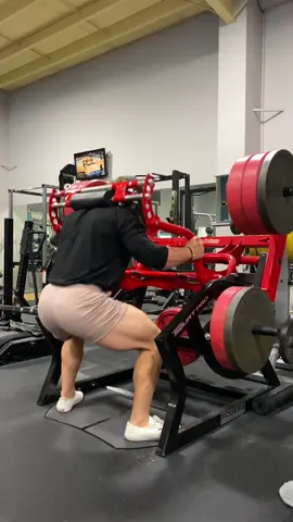 Thanksgiving leg day pump! 💪🏻🦃 #thanksgiving #happythanksgiving #legday #workout #Fitness #gym #bodybuilding #legs #squats