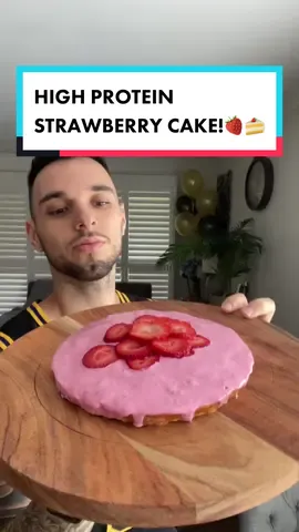 HIGH PROTEIN STRAWBERRY CAKE!🍓🍰 444 Cals/53g Protein💪🏼 #lowcalorie #highprotein #sweettooth #dessert #fatloss #highproteinsnack #lowcalorierecipe