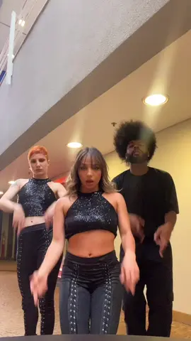 Assim q o ballet da @luisasonza passa o tempo livre antes das gravações 😂 @thaaislirio @juniorollier  // jaja tô de volta #mansaodenatal