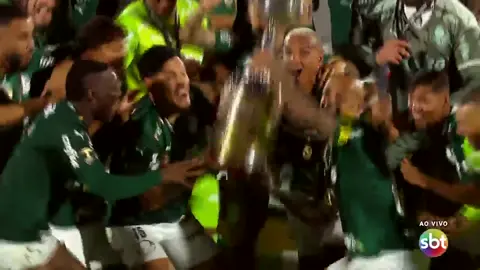 PALMEIRAS RECEBENDO A TAÇA DA LIBERTADORES 2021 APÓS VITORIA DE 2 A 1 CONTRA O FLAMENGO