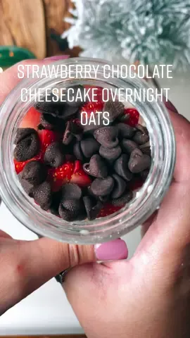 Reply to @tikok.tay strawberry chocolate cheesecake overnight oats the next day 😍 #yum #overnightoats #breakfast #EasyRecipe #foryourpage