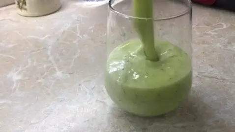 Готовим супер полезный смузи!💚 Стебель сельдерея  Веточка укропа Три колечка ананас 150-200 мл воды Все тщательно взбиваем в блендере и наш смузиготов!✨