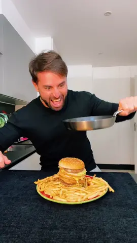 Derreti 500g de 🧀 Cheddar para cima de um super hambúrguer 🍔 Qual a próxima comida que queres que faça? #fooddance #hamburger #kapinha #food #eat