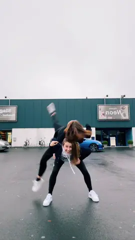 Just move your legs and your hands 🦵👋 @ineslanssens #legs #hands #partyman #dab #dance #bestfriend