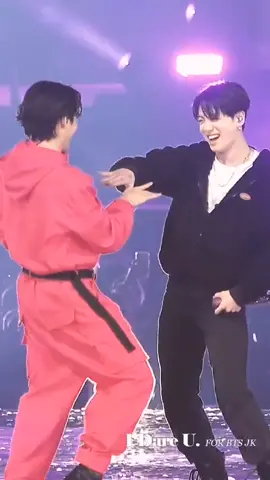 Que lindos #💜 #jungkook #taehyung #taekook #armylover #btsconcert #LA #permissiontodance #armyforever #btsxarmy #kpopfyp #fypシ