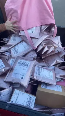 Ship some packages w me 🎁💗 Order before December 10th for Christmas gifts! #packages #shippingorders #kikizcosmeticz #packingorders #shipping