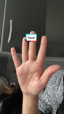 Elle est chelou ma main 😅😂 j’ai réussi non ? #trend #trendtiktok
