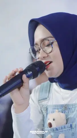 Suaranya candu banget @naziamarwiana #kehadirancinta #musicinteraktive