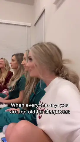 30 and still goin 😎👯‍♀️ #girlsnight #SimsSelves #KraftMacMeSkip #MomsofTikTok #momsover30 #over30tiktok #foryoupage