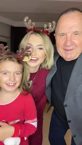 Haha Dziadziu Emil skradł ujęcie ❤️🎄✨ Kochana rodzinka ❣️