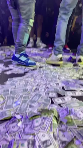 Meek mill threw $20K while performing 3 songs at club e11even in Miami #meekmill #stripclub #meekmillchallenge #meekmillftdrake #elevenmiami #e11evenmiami