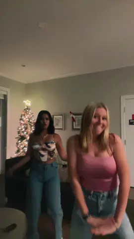 spot the elf in the back! 🧝‍♀️