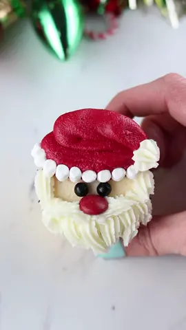 Santa 🎅🧁 #santa #christmastok #holidaybaking #baking #cupcakes