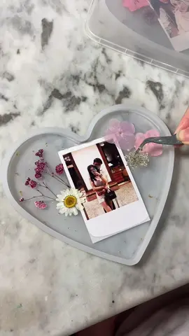 #lover #handmadegifts #customisedgifts #aesthetic #resinphotoframe #floralart #resinphotoframe #giftmalaysia #resinart #malaysia #malaysian #floralcoasters #craft #anniversarygift