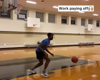 6’6 guard Kelechi Okworogwo preparing for in game situations with our product. #basketball #training #highschool #preparation #handinyoface