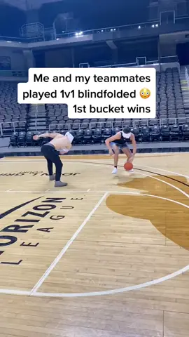 Tag down below who you want to try this with 😂 (🎥: @mtwarrick15) #basketball #kentucky #blind #blindfold #friends #fyp