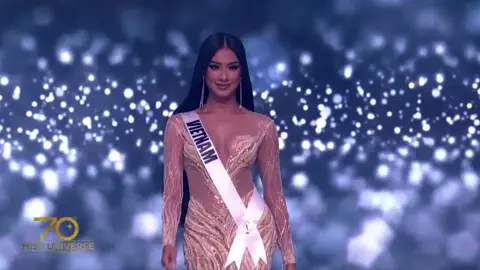 Kim Duyên toả sáng trong phần trình diễn trang phục dạ hội Bán kết Miss Universe lần thứ 70. #missuniverse #kimduyen