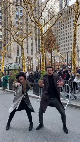 Flash mob nyc style 💃🕺🏼 #nyc #rockefellercenter