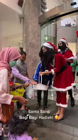 Santa Santi Bagi Bagi Hadiah di Ciwalk! #ciwalk #ciwalkbandung
