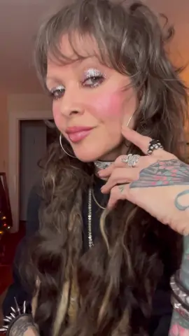 Quick Glitter Eye. Products Meanie & Sassy @HipDot Drama @uomabeauty #beautyover40 #quickmakeup #quickmakeupideas #howto #DIY