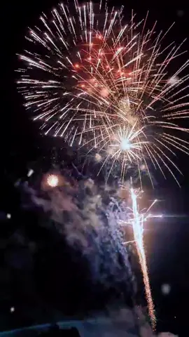 Un Boom de Colores 🥰😁🇬🇹#fypシ #parati #foryou #guatemala🇬🇹 #navidad #luces #juegospirotecnicos #foryou #parati #fypシ