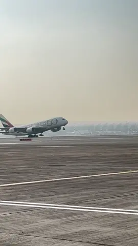 #aviation #plane #aviationlovers #aviateur76 #airplane #uae🇦🇪 #dubai🇦🇪 #expo2020 #dubaiairport #emiratesairlines #airbus #a380