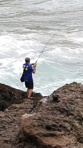 Mira la #pesca con #spinning en mar . pesca con #señuelosdepesca