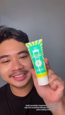 Wajib gunakan Azarine Sunscreen Gel dua ruas jari karena lebih mampu melindungi lapisan kulit wajah akibat sinar matahari!