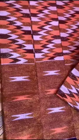 1mois pour avoir un complet de pagne tissé Kenté, 5jours pour le kanvô, 10jours pour le Asooké. #fypシ #pourtoi😊 #lestissésdemonique #kanvô #pitié