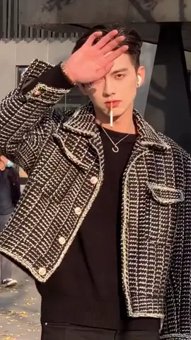 แสงแดดที่นั่นแรงมาถึงนี่เลยหรอ หน้าฉันร้อนไปหมดแล้ว #徐志滨Soleil #xuzhibin #ปินปิน #สวีจื่อปิน #น่ารักเกิ๊นน #น่ารัก #หล่อ #🇨🇳🇨🇳 #中国 #หนุ่มจีนหล่อ