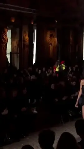 Imaan Hammam x Versace F/W 2018 #imaanhammam #SuperModel #versace #highfashion #fashion #Runway #model #catwalk #style