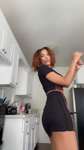 There she go!! #baddie #OOTD #curlyfro