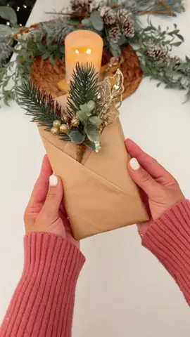 Try this cute Christmas wrapping idea 💓🎁#xmascountdown #wrappingpresents #homehackswithcarolina