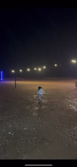 طفله وفرحتها كبيره على الغيم.تحت المطر ترقص و بلّل شعرها💖