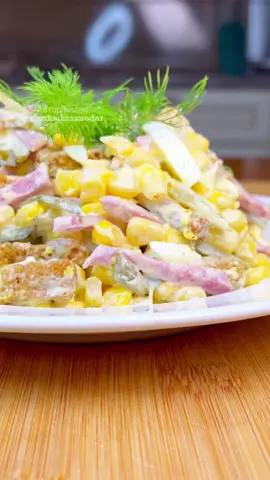 Простой и вкусный салат на скорую руку. Подписывайтесь и будем готовить вместе.          ИНГРЕДИЕНТЫ: ⠀Колбаса полу копчёная – 150 гЯйцо – 3 штОгурец солёный – 3 штЯйцо – 3 шт Сухарики – 1 пачка (не большая)Кукуруза консервированная – 1 баночка (не большая)Майонез – 3 ст. л. #видеорецепт #рецепт #салат #салатнановыйгод