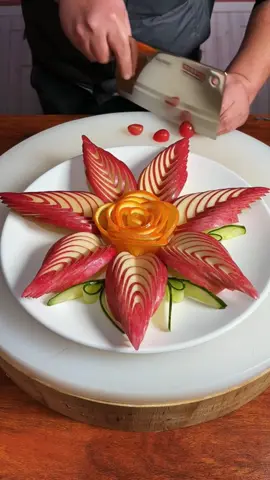 Have you learned this kind of fruit platter?#chef #kitchenhacks #fruits #interesting #Fancystyling #carving #fruitplatter